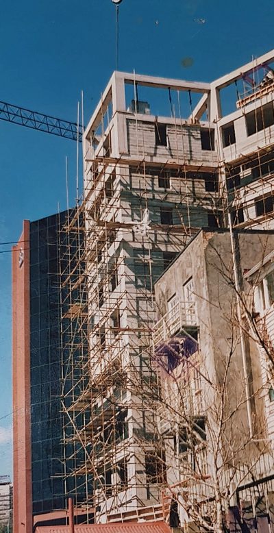 A tubular skeleton scaffold without planks
